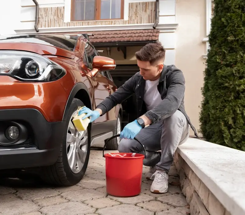 Lavage auto à domicile Cléon : professionnel intervenant sur un véhicule